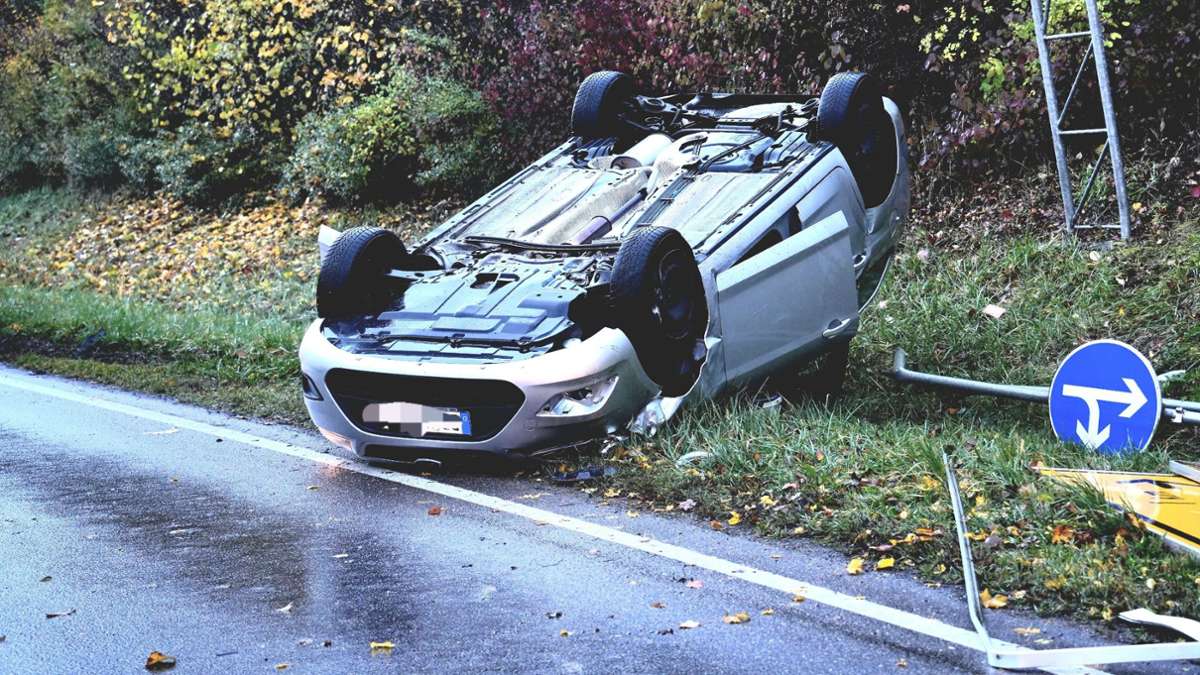 Unfall bei Gäufelden-Nebringen: Auto überschlägt sich nach Zusammenstoß