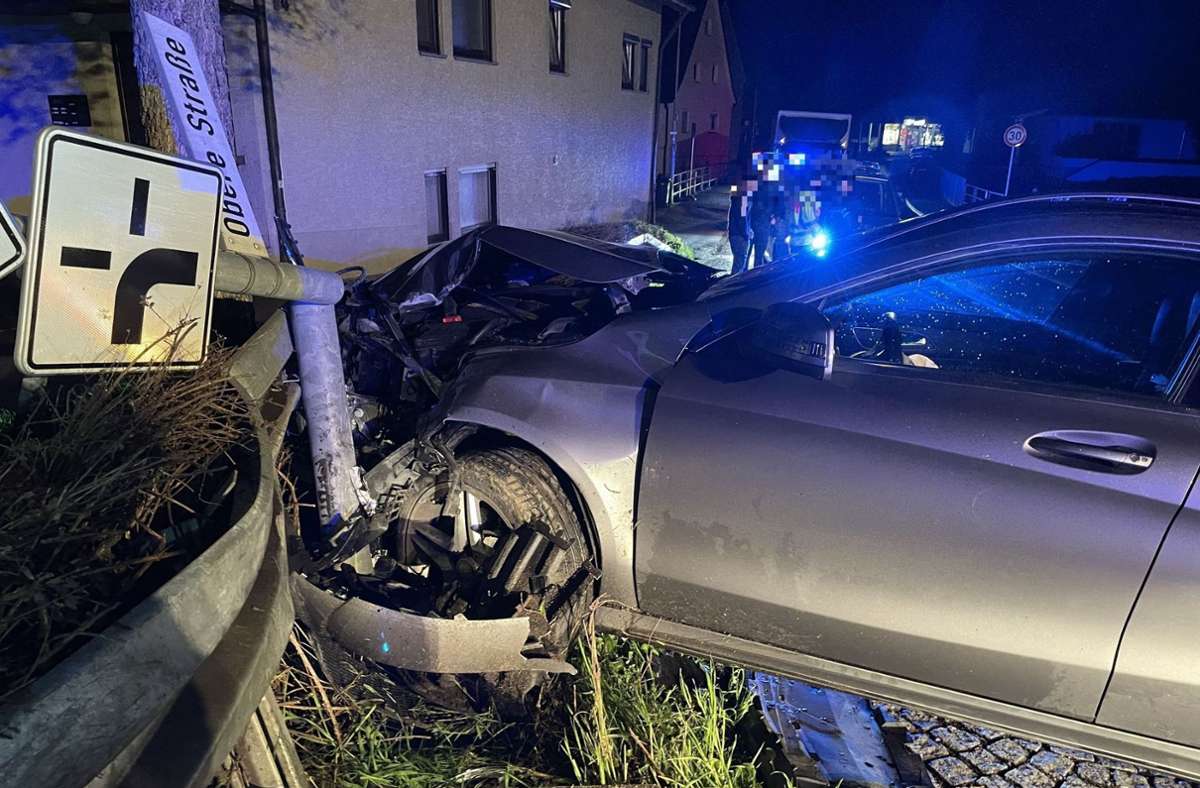 Licht aus nach Unfall in Aidlingen: Betrunkener fährt Straßenlaterne um