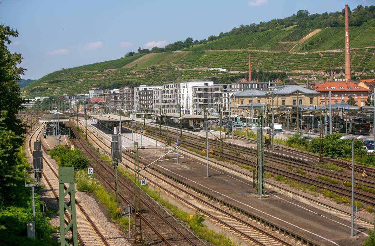 Bahnhof Esslingen: Unbekannter belästigt  12-Jährige und hält sie fest
