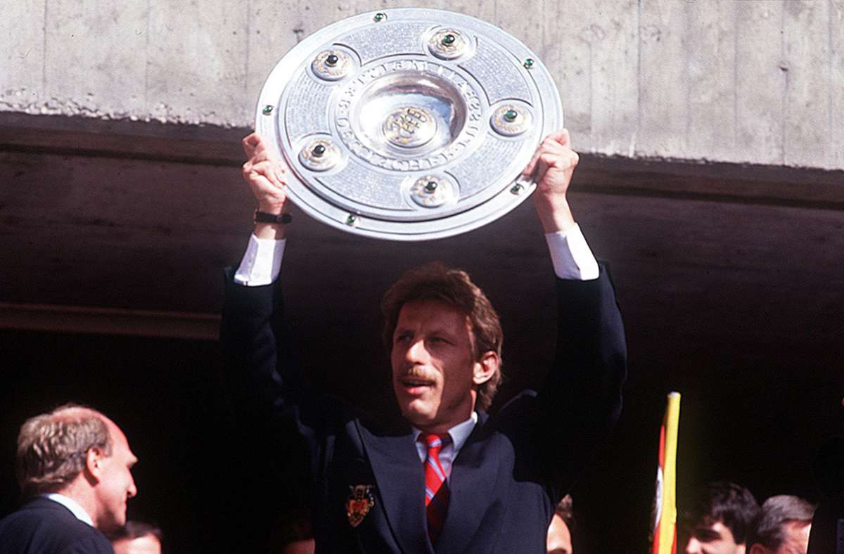 Christoph Daum 1992 mit Meisterschale. Es sollte sein einziger Titel in Deutschland bleiben. In unserer Bildergalerie blicken wir auf die triumphalen Feierlichkeiten vor 30 Jahren zurück.