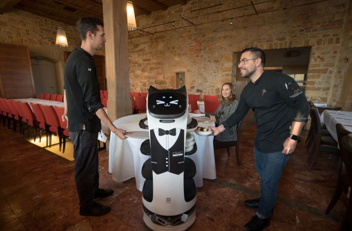 Im Restaurant Schloss Filseck in Uhingen: Roboter Luigi serviert das Essen