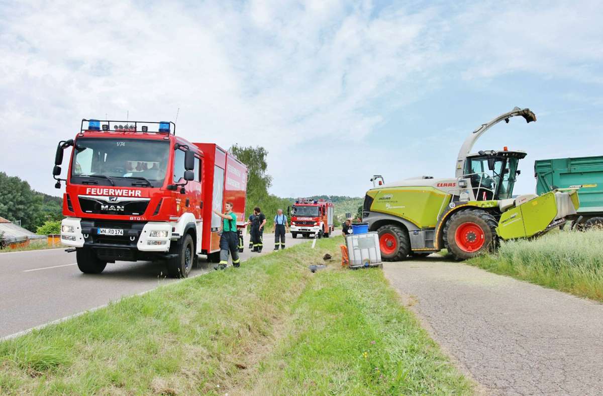Feldhäcksler in Rudersberg beschädigt: Nach Unfall: Diesel läuft in Bach