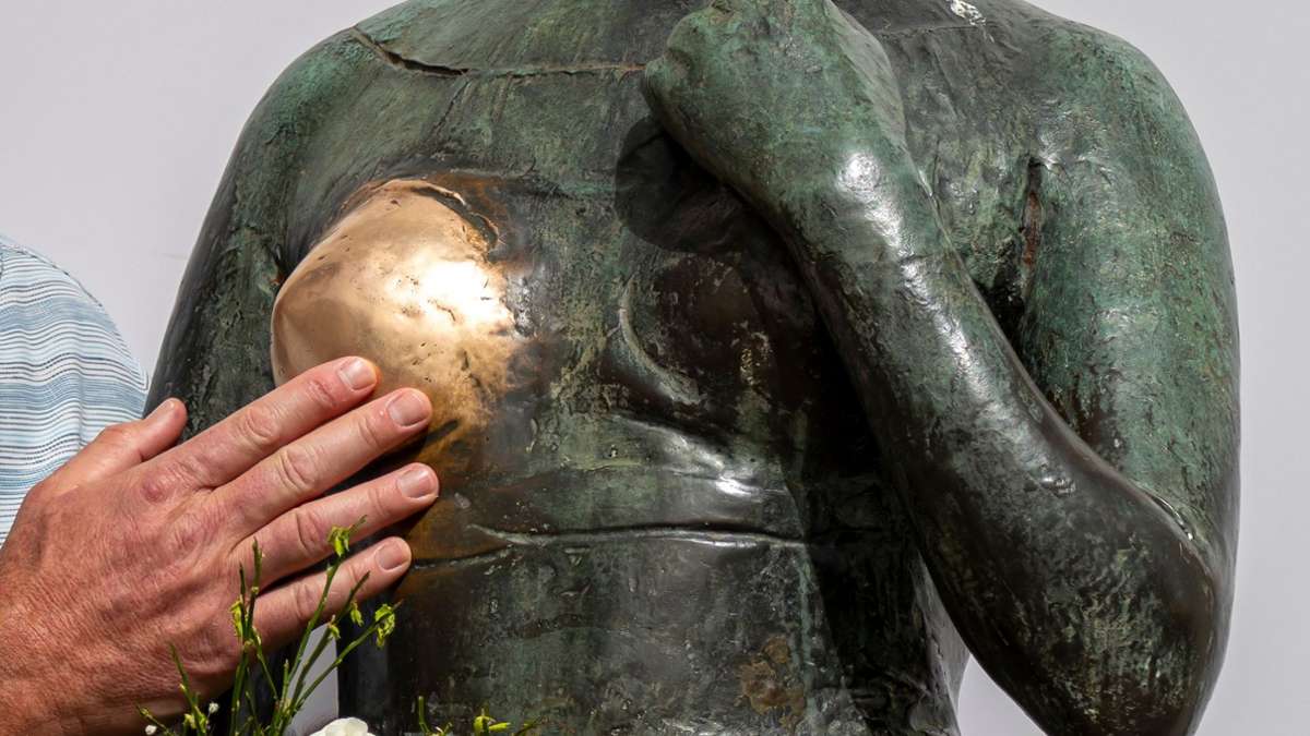 Ein sprechendes Detail der bronzenen Frauenstatue Bezaubernde Julia in München.
