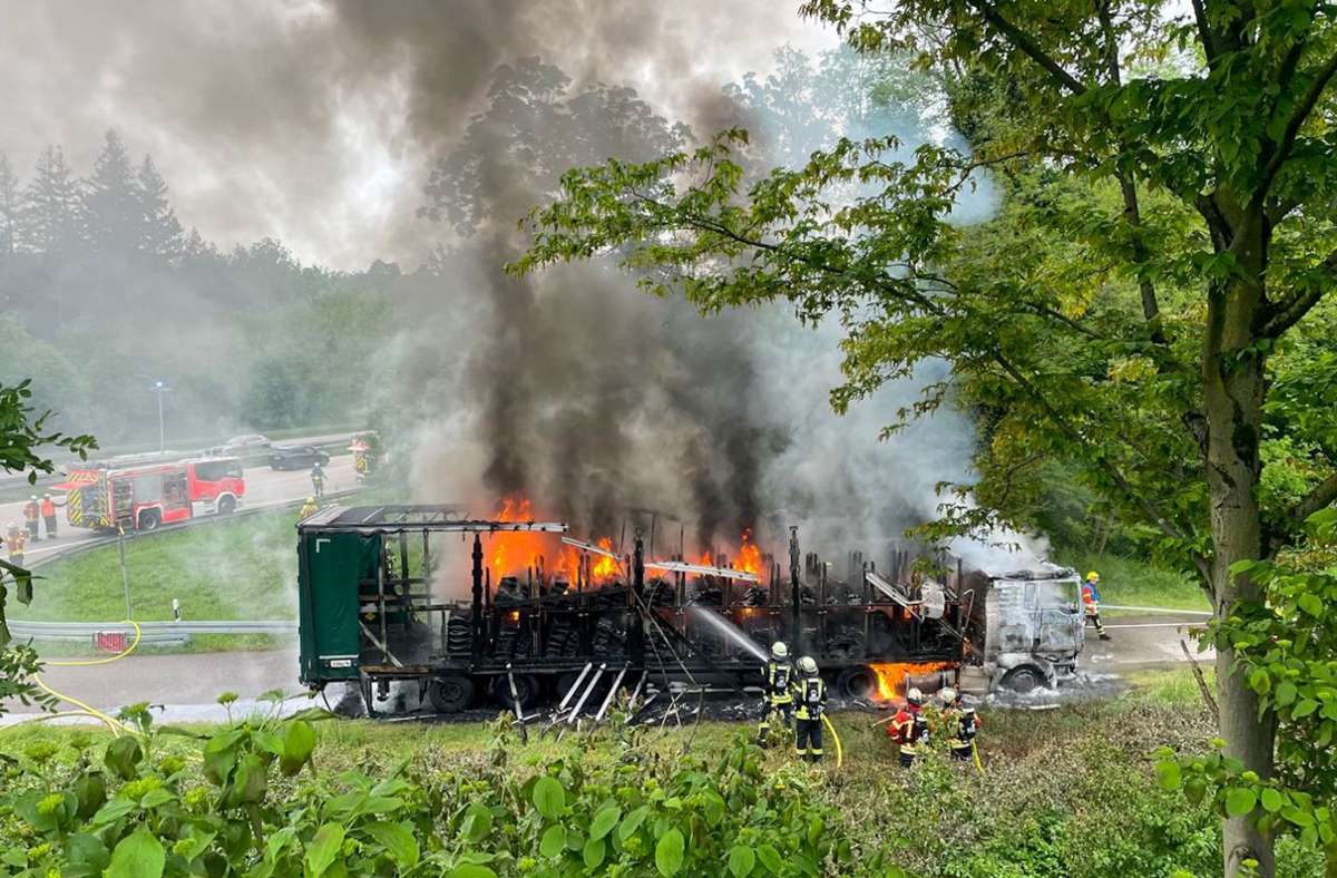 Autobahn A5 im Kreis Karlsruhe: Sattelschlepper mit Fahrzeugteilen brennt aus