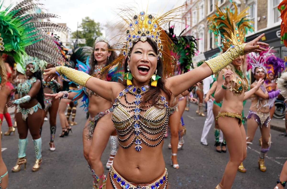 London –  Darstellerinnen nehmen am 29. August 2022  am Notting Hill Carnival teil: Der Notting Hill Carnival ist eine mehrtägige Veranstaltung unter freiem Himmel, die jährlich am letzten Augustwochenende im Stadtteil Notting Hill stattfindet. Der Carnival zieht bis zu zwei Millionen Teilnehmer und Schaulustige an und ist damit eine der größten Massenveranstaltungen in Europa.