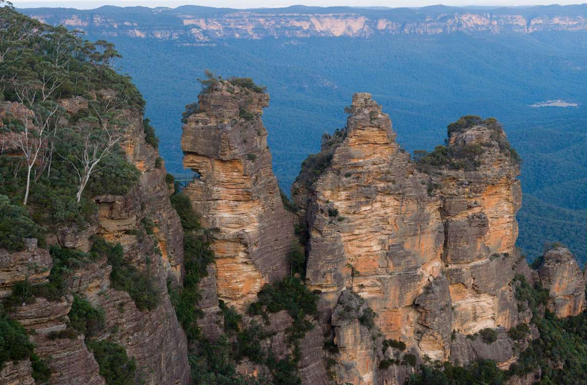 „The Three Sisters“ (die drei Schwestern) sind das spektakulärste Wahrzeichen der Blue Mountains, einem  Gebirge im australischen Bundesstaat New South Wales.