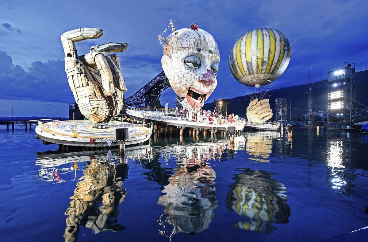 Clownsgesicht und eine bewegliche Riesenhand: Philipp Stölzls Bühnenbild zu „Rigoletto“ steht im Mittelpunkt der Bregenzer Festspielsaison 2021