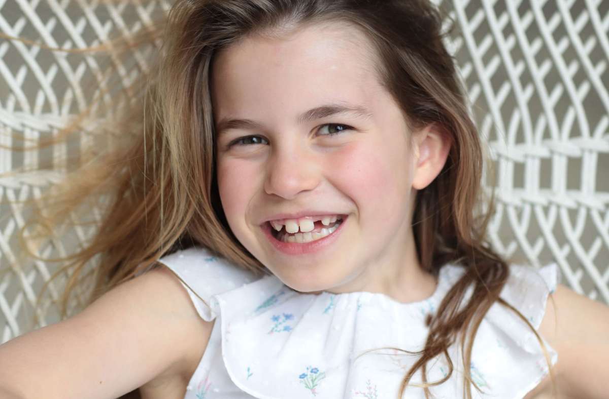 Prinzessin Charlotte lächelt fröhlich und zeigt ihre vielen Zahnlücken.