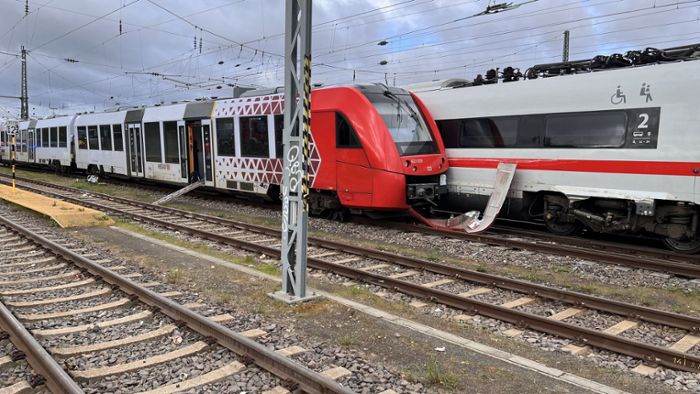 Züge am Hauptbahnhof Worms zusammengestoßen - Strecke  gesperrt
