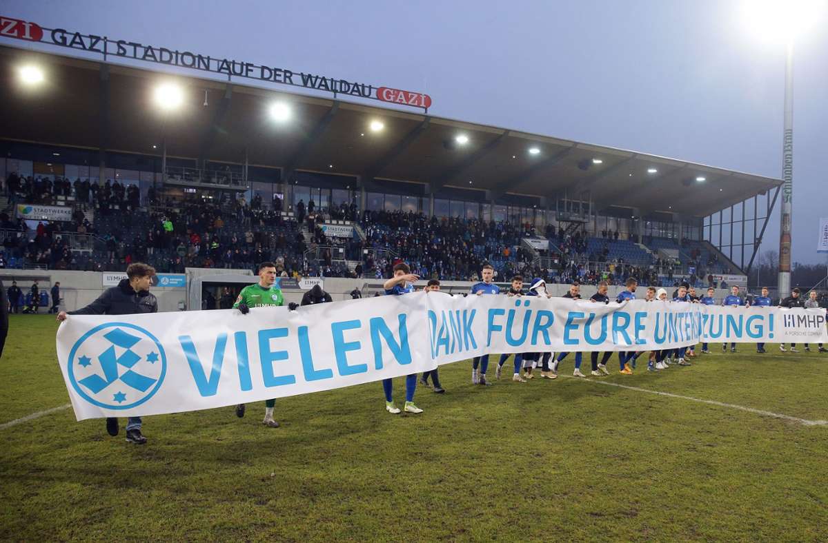 Die Mannschaft der Stuttgarter Kickers bedankt sich bei ihren treuen Fans für die Unterstützung 2022.