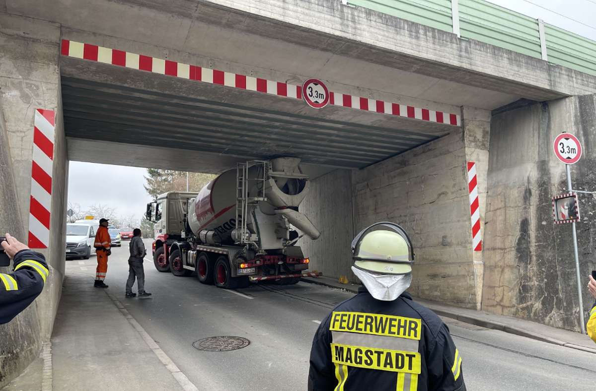 Die Brücke über die Schafhauser Straße ist mittlerweile berüchtigt für derlei Unfälle.