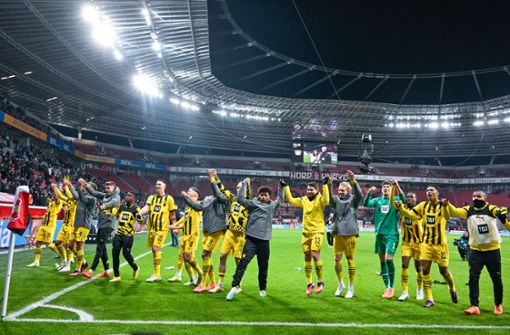Durch das 2:0 (1:0) bei Bayer Leverkusen feierte Borussia Dortmund den dritten Sieg im dritten Spiel der Fußball-Bundesliga des Jahres 2023 und rückte bis auf drei Zähler an die Münchner heran. Foto: AFP/SASCHA SCHUERMANN