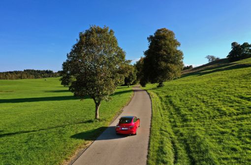Um die Klimaschutzziele zu erreichen will Baden-Württembergs Verkehrsminister für die Menschen auf dem Land Alternativen zum Auto schaffen. (Symbolbild) Foto: imago images/MiS/via www.imago-images.de