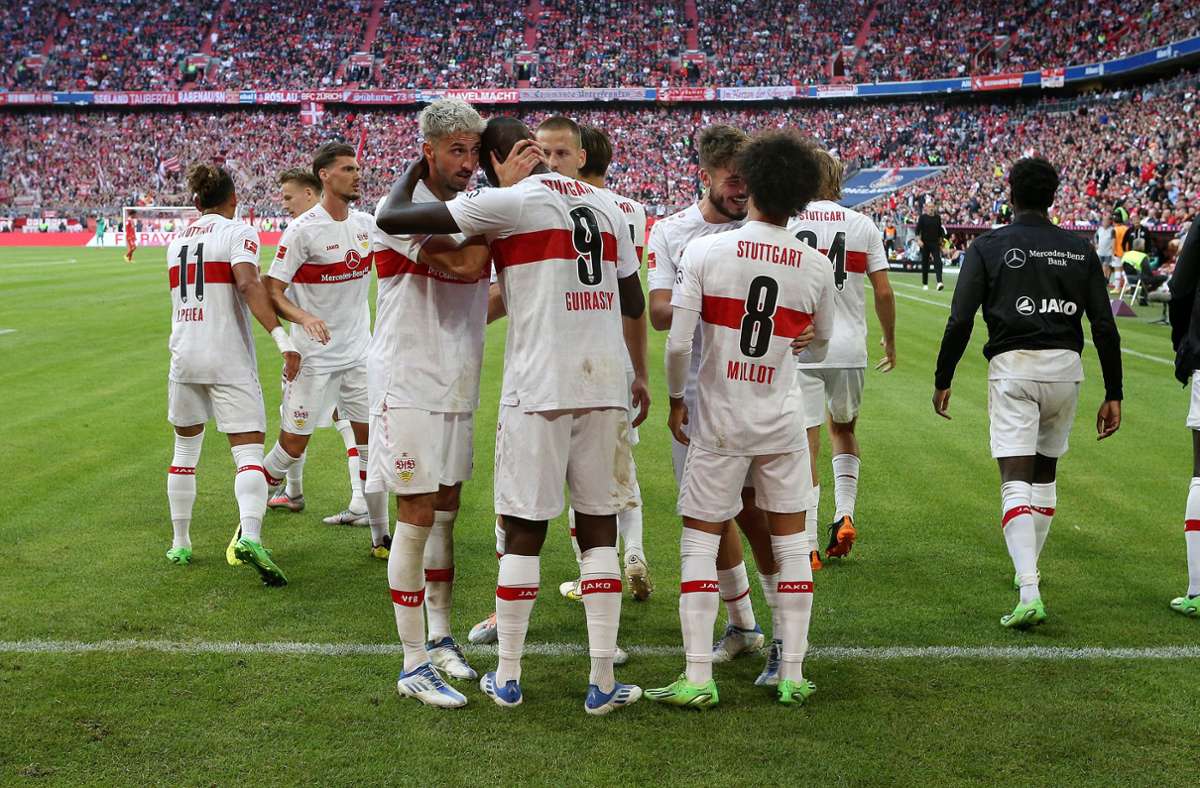 Am Ende jubeln nur die Spieler des VfB Stuttgart – rund um Serhou Guirassy (Nummer 9), den Torschützen zum 2:2. Foto: Baumann/Alexander Keppler