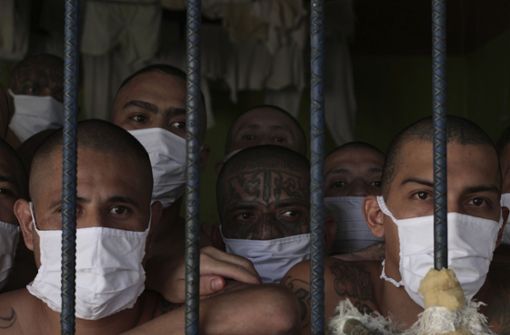 Gefangene Gangmitglieder schauen  durch das Gefängnis in Quezaltepeque durch Gitterstäbe (Archivbild). Foto: dpa/Salvador Melendez