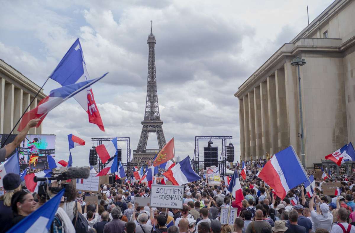 In Frankreich wird gegen die neuen Corona-Regeln protestiert. Mit dabei sind auch Vertreter der Gilets Jaunes. Foto: dpa/Rafael Yaghobzadeh