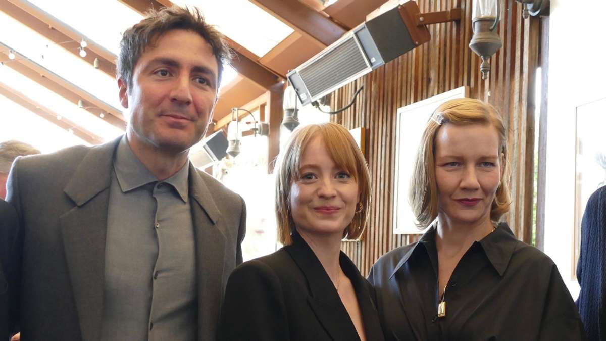 Ilker Çatak (l-r), Leonie Benesch und Sandra Hüller nehmen am Empfang von German Films in Los Angeles teil.