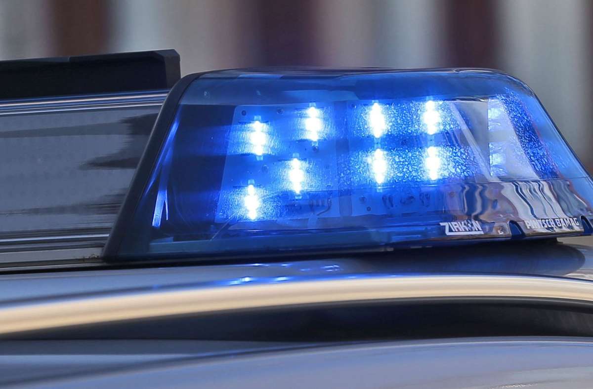 Polizei sucht Zeugen: Schwarzer Pick-Up nach Unfallflucht in Böblingen gesucht