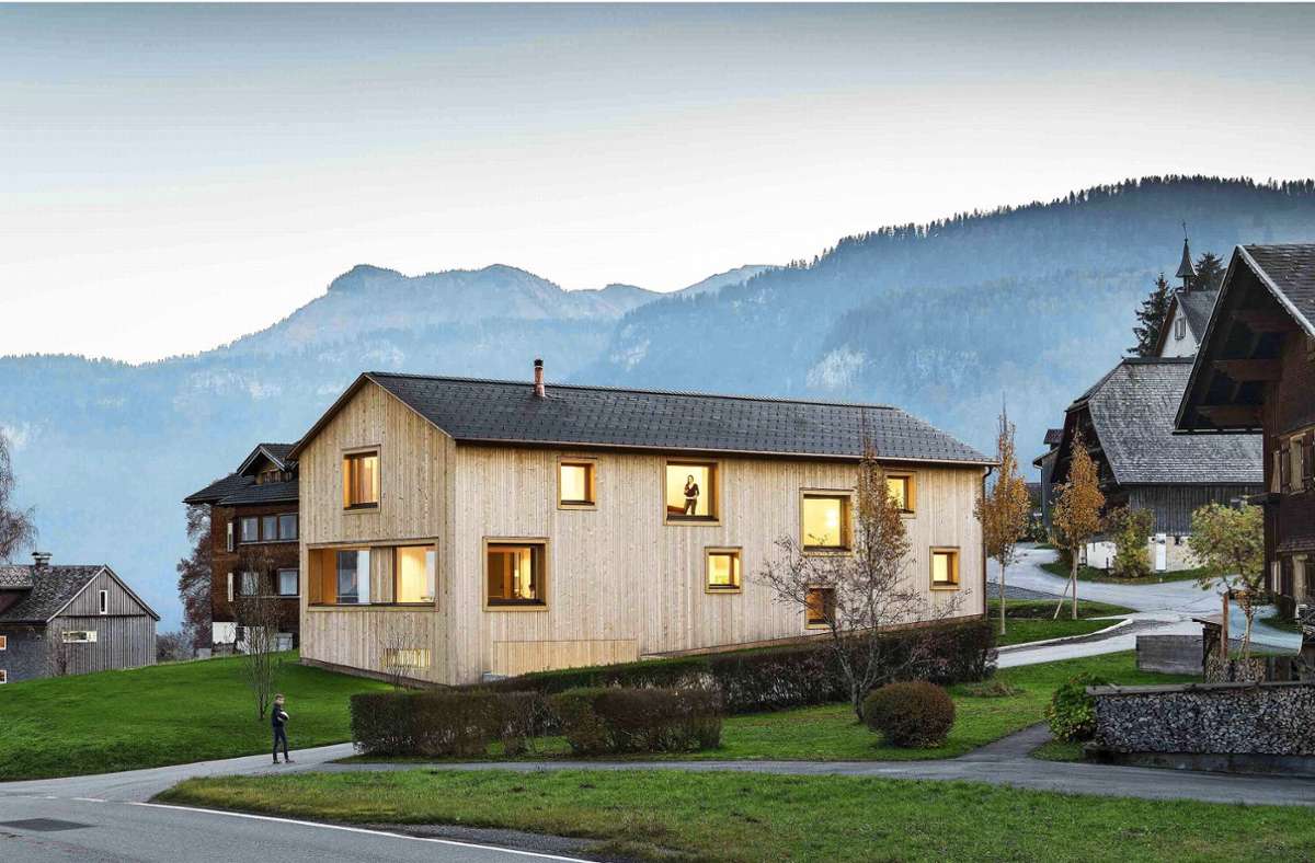Das von Jürgen Haller entworfene Haus Rothenbach steht in Schwarzenberg  im Bregenzerwald. Der Bau mit raffinierter Fensteranordnung gehört zu den Häusern des Jahres 2021.