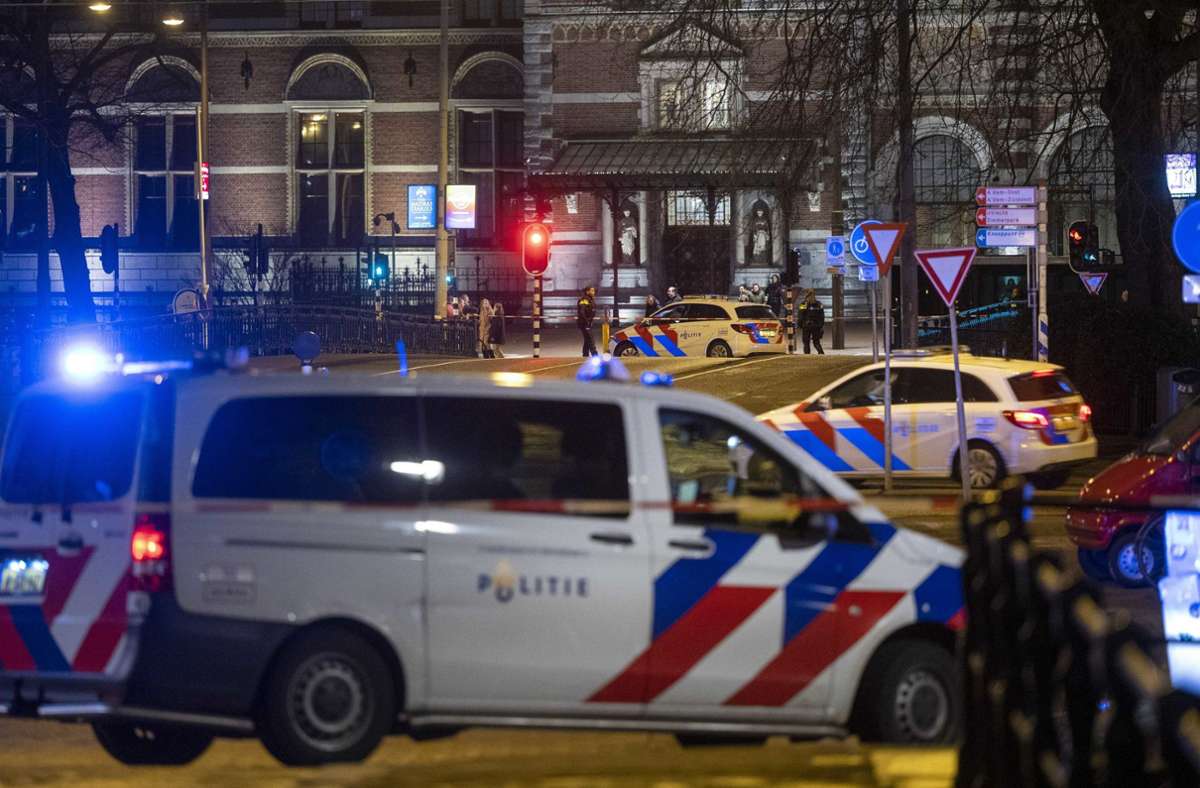 Am späten Nachmittag  war die Polizei in Amsterdam wegen eines bewaffneten Raubüberfalls zu dem Apple-Geschäft gerufen worden. Foto: dpa/Evert Elzinga