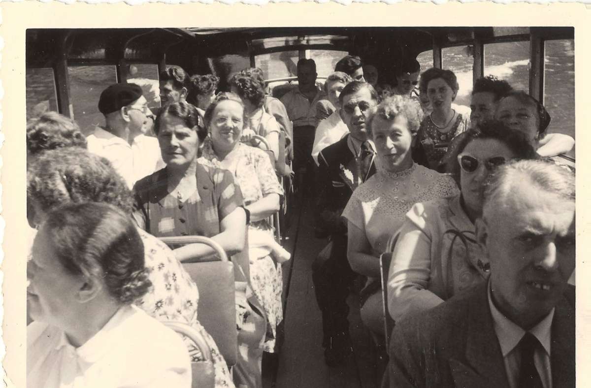 Reisen in den 50ern: eng, aber gemütlich in Bussen mit viel Licht von oben.
