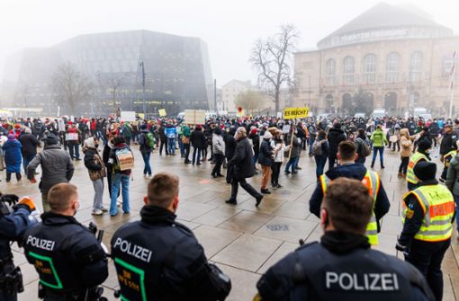 Die Polizei ist durch Einsätze bei  „Querdenker“-Demos und „Spaziergängen“ von Gegnern der Corona-Maßnahmen stark gefordert. (Archivbild) Foto: dpa/Philipp von Ditfurth