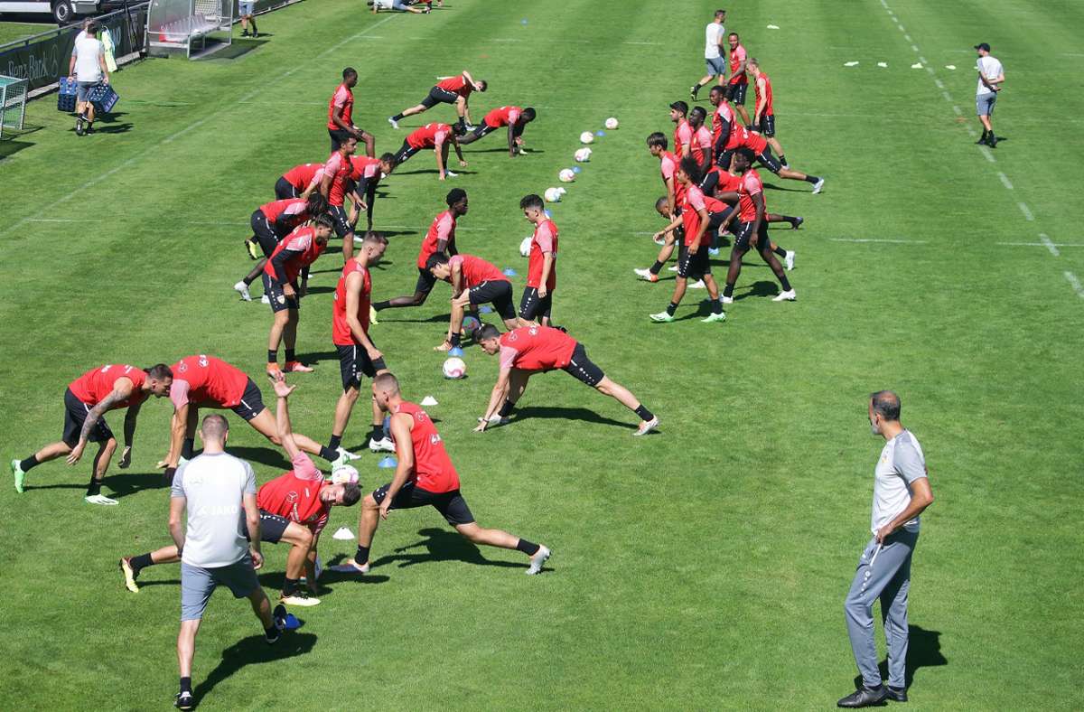 Auf dem Trainingsplatz des VfB Stuttgart drängeln sich die Spieler. Foto: Baumann/Hansjürgen Britsch