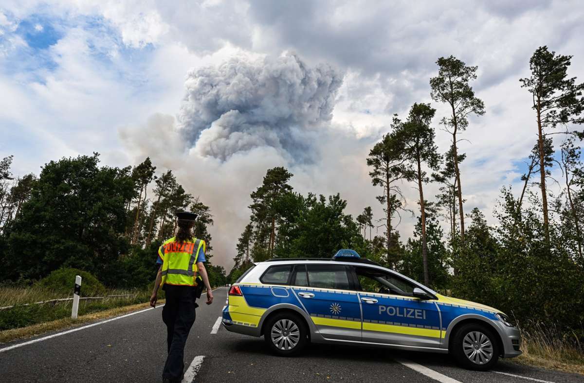 Waldbrand in Brandenburg: Großes Waldstück brennt – teils mit Munition belastet