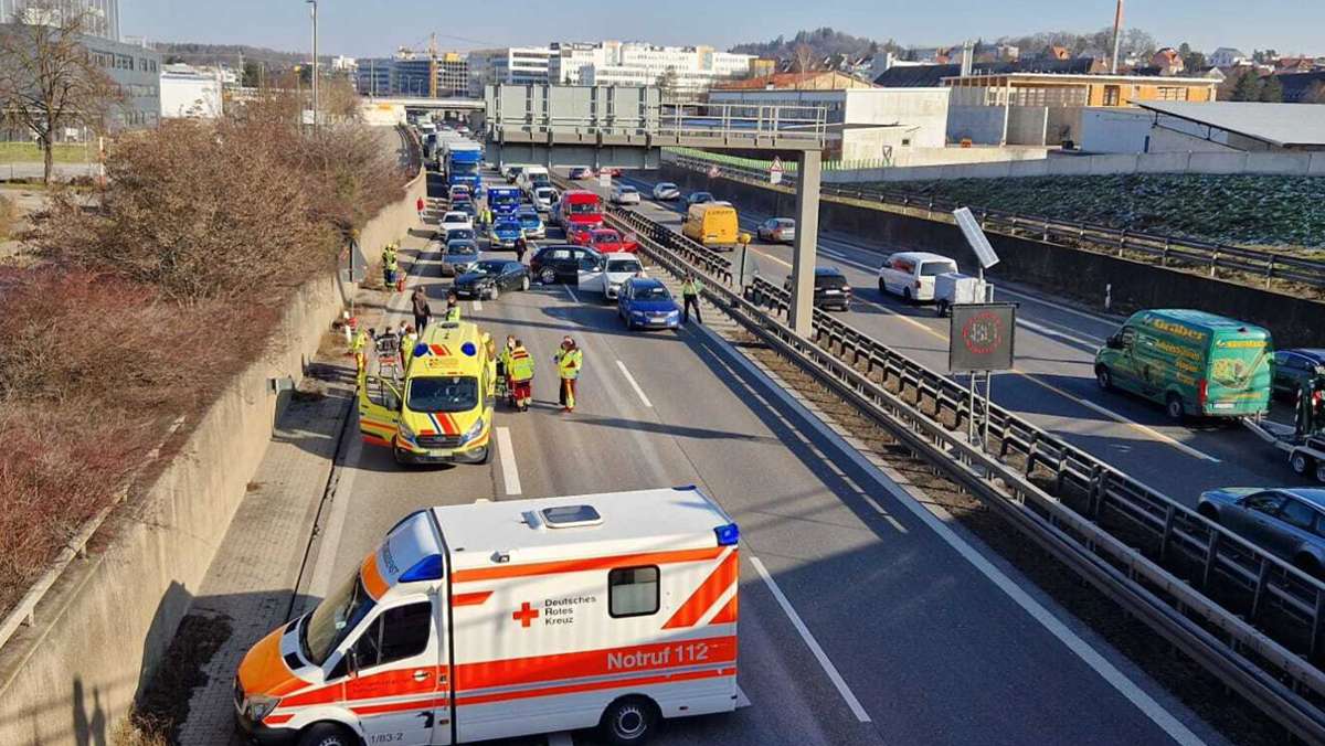 Unfall in Sindelfingen: Reifen unterschiedlicher Größe montiert – Auto  landet in Zaun - Böblingen