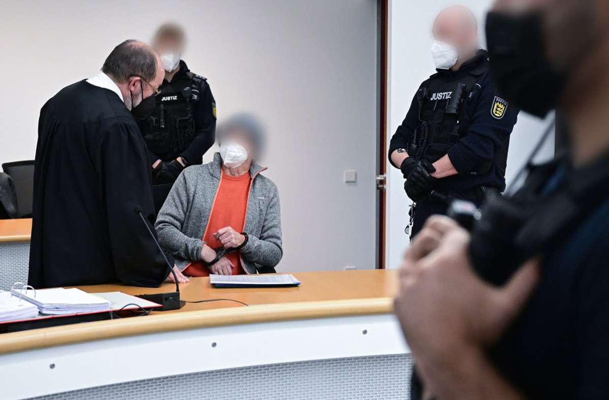 Ein 62-jähriger Mann muss sich vor dem Oberlandesgericht in Stuttgart wegen versuchten Mordes an einem Polizisten verantworten. Foto: dpa/Bernd Weißbrod