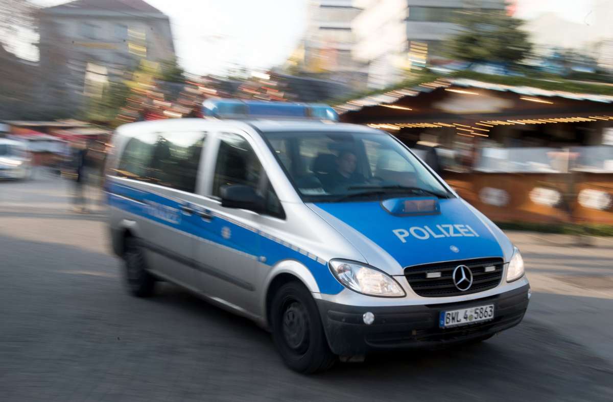 Unfall auf A8 bei Leonberg: Mini-Fahrerin prallt gegen Leitplanke