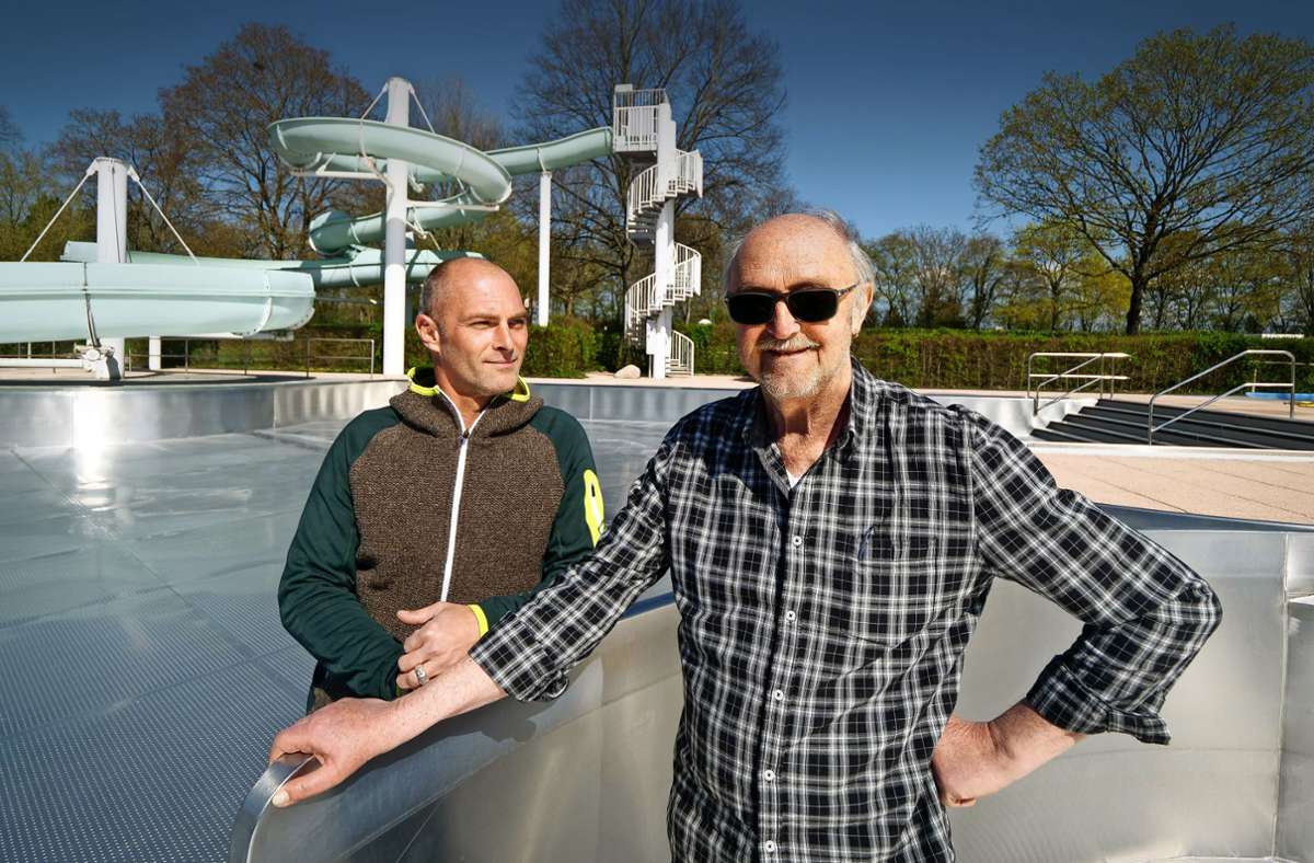 Generationen von Badegästen kannten Peter Collmer (rechts), den Betriebsleiter im Asperger Freibad. Jetzt ist er Ruheständler  – und  sein bisheriger Stellvertreter Patrick Niemann  wird Chef.