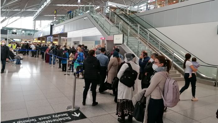 Passagiere warten an Sicherheitskontrollen  länger als üblich