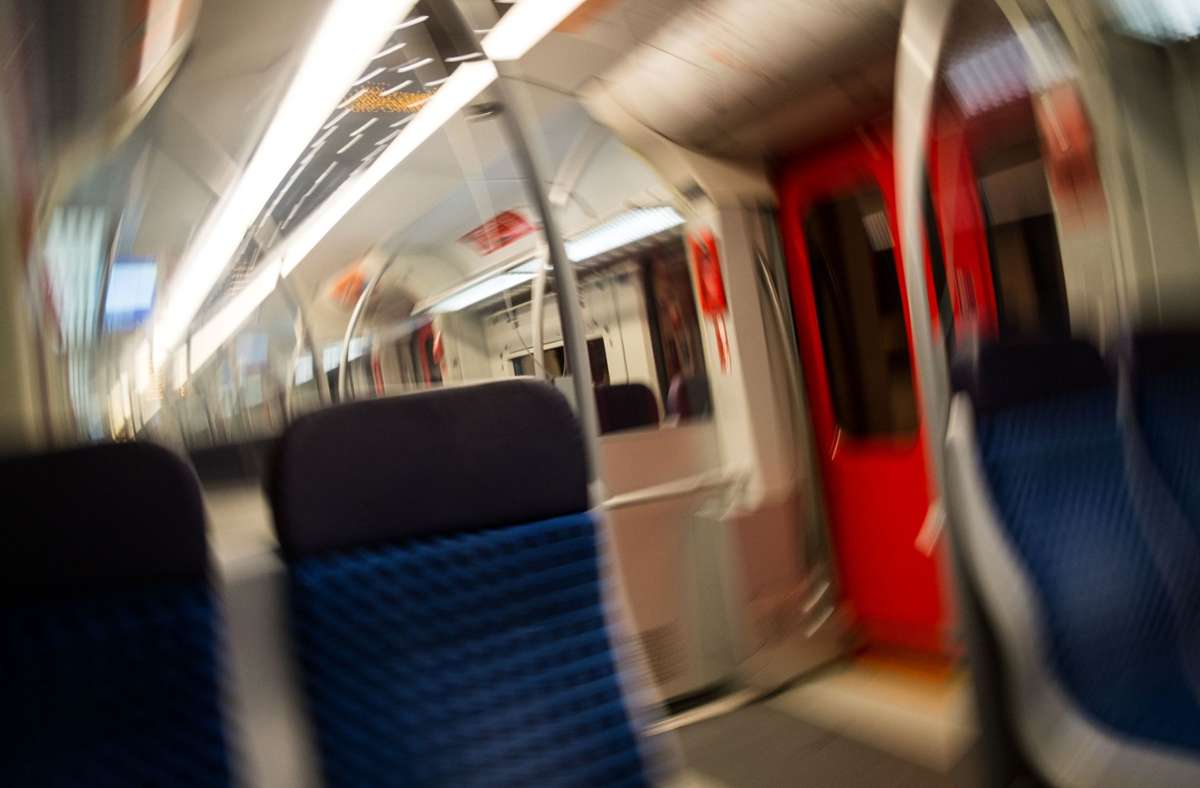 Zwischen Sindelfingen und Böblingen: 16-Jährige in S-Bahn sexuell belästigt – Zeugen gesucht