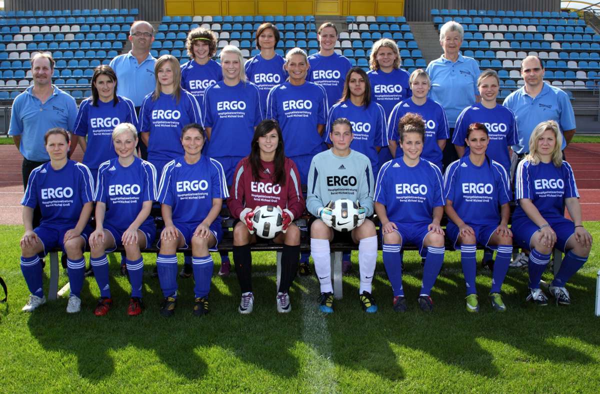 Die Böblinger Frauen-Mannschaft  2011/2012: In jener Saison belegte sie einen Mittelfeldplatz in der Verbandsliga und schaffte eine Runde später beinahe den Aufstieg in die Oberliga – es war die beste Zeit der Abteilung mit Evelyn Klumpp (hinten re.) an der Spitze.