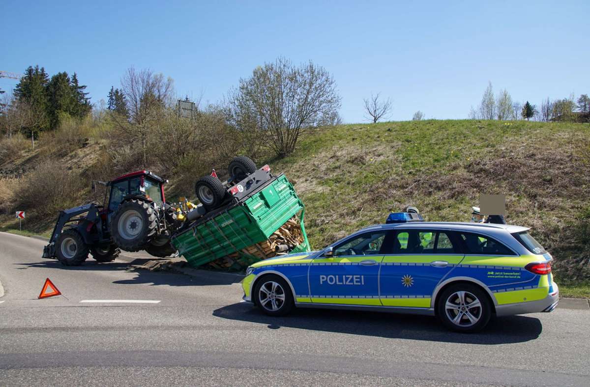 Unfall bei Weil der Stadt: Traktor-Anhänger landet im Graben