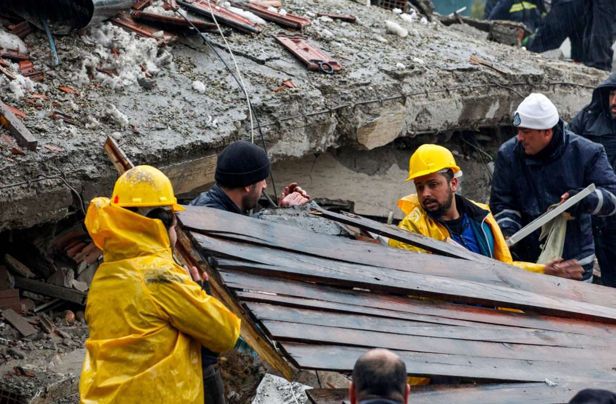 Helfer suchen nach Verletzten unter den Trümmern.