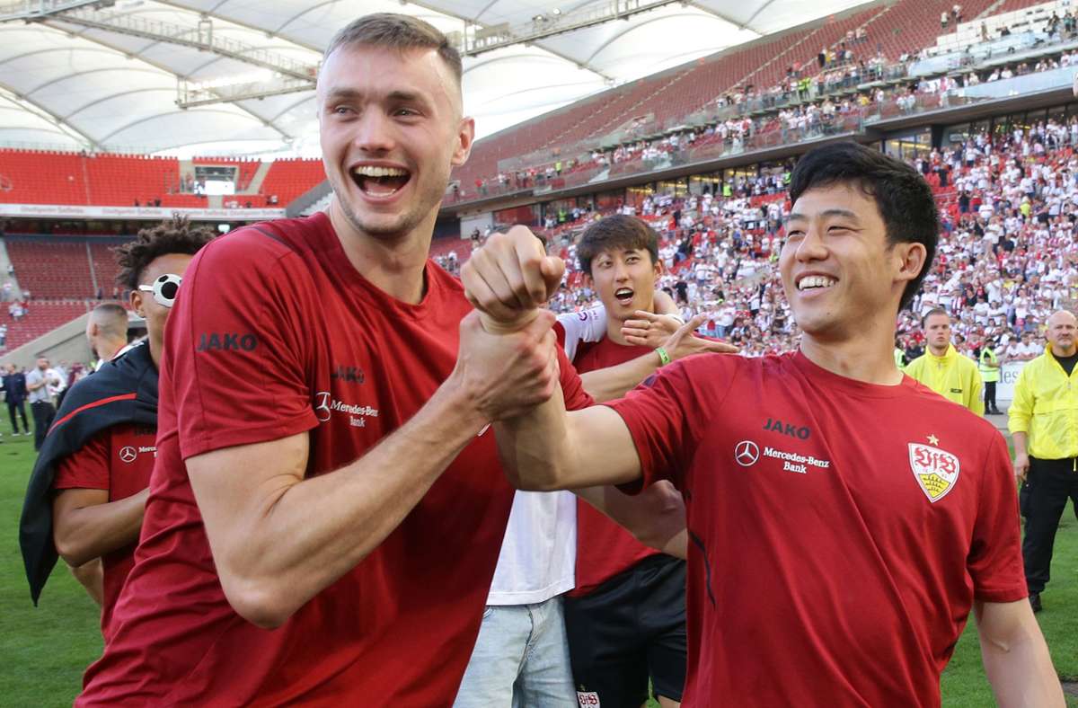 Sasa Kalajdzic (li.) und Wataru Endo nach dem Highlight des VfB-Jahres – der Rettung am letzten Spieltag. Kalajdzic hat den Club mittlerweile verlassen, Endo steckt mit dem Team erneut im Kampf gegen den Abstieg.