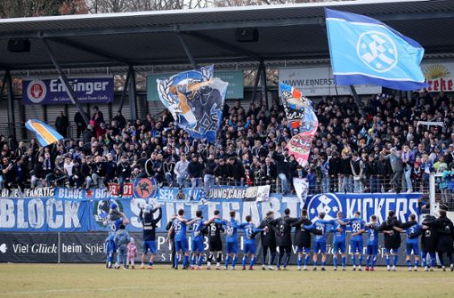 Die fünfte Liga schweißt  offenbar zusammen: Fans und Mannschaft der Stuttgarter Kickers bilden eine Einheit. Foto: Baumann/Julia Rahn