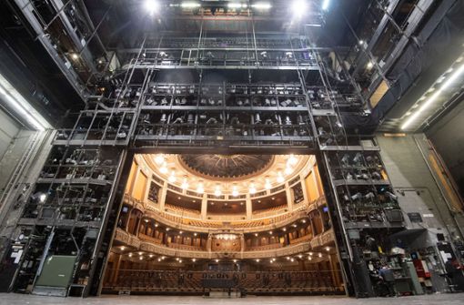 Die Bühne des Stuttgarter Opernhauses; Blick in den Zuschauerraum Foto: dpa/Marijan Murat