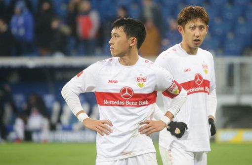 Japanisches VfB-Duo: Wataru Endo (links) und Hiroki Ito ist die Enttäuschung ins Gesicht geschrieben. Foto: Baumann/Hansjürgen Britsch