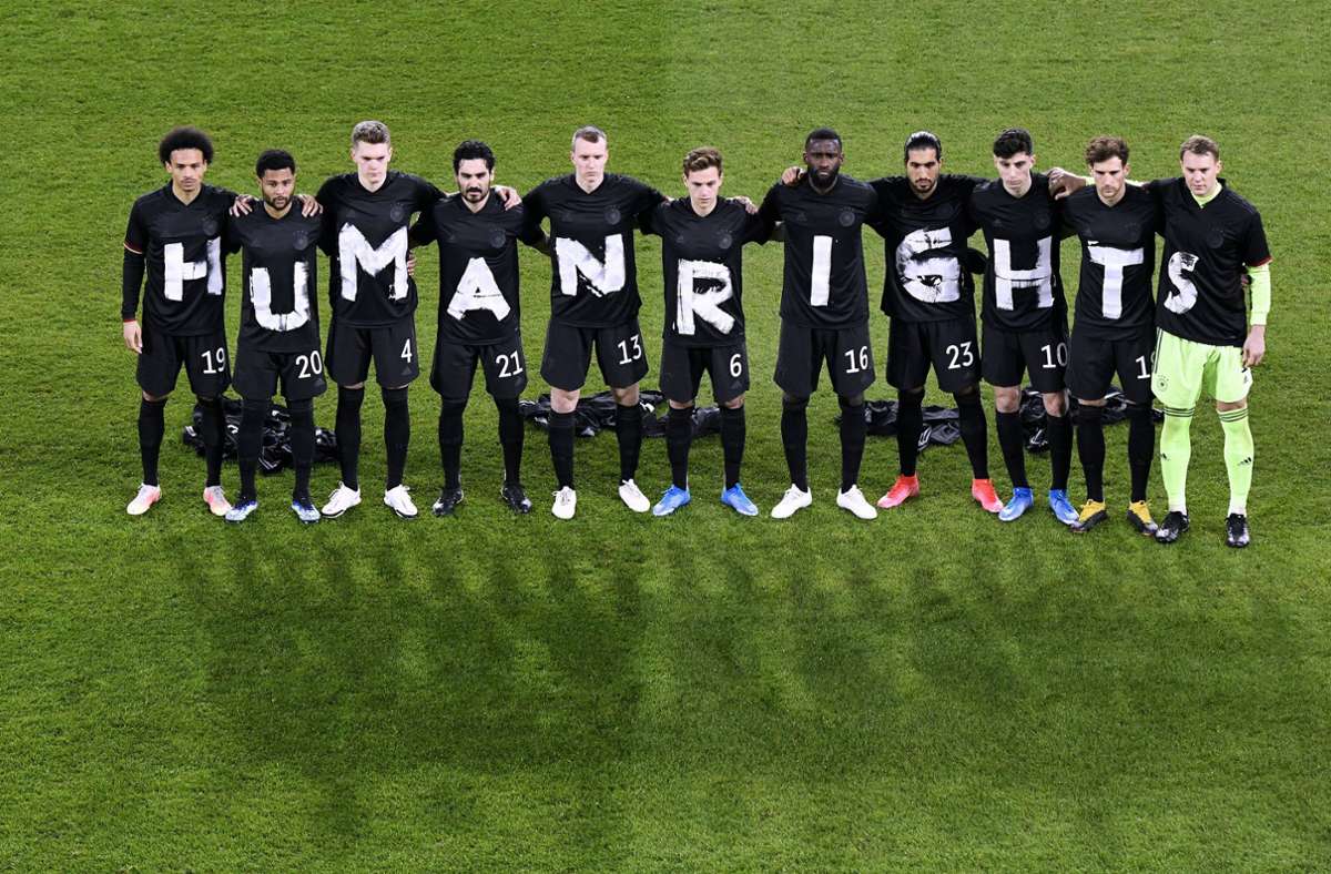 Auch die deutsche Fußball-Nationalmannschaft positionierte sich im März für Menschenrechte. Allerdings gab es auch Kritik an der Vermarktung der Aktion.