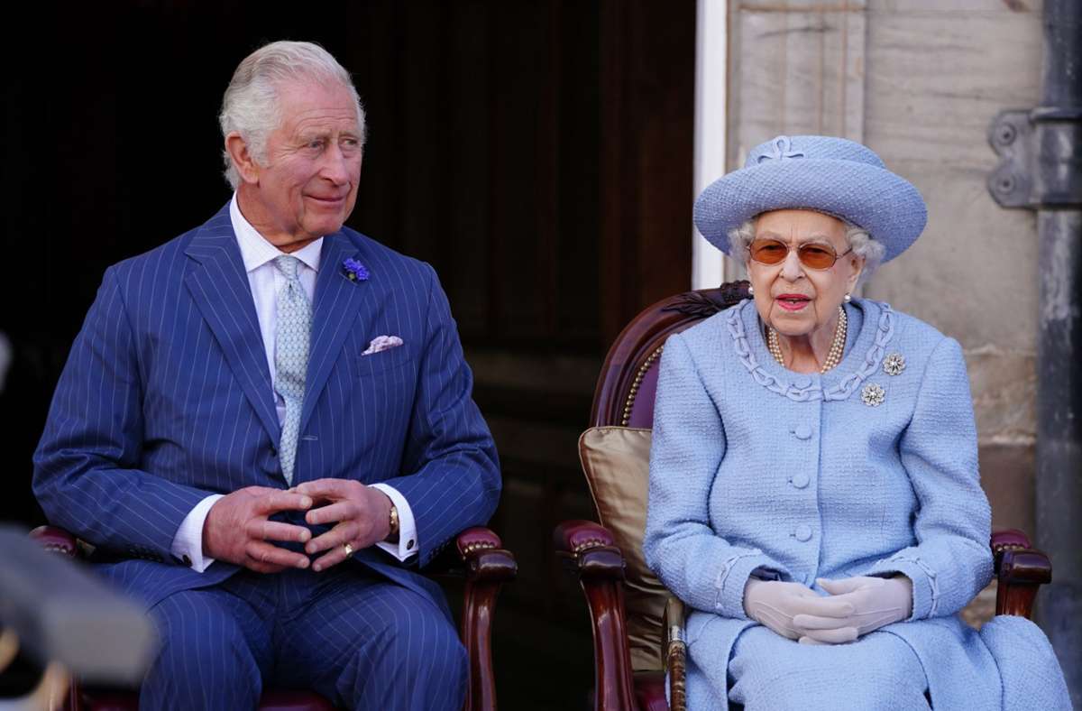 Sorge um Königin Elizabeth II.: Prinz Charles und Prinz William eilen zur Queen