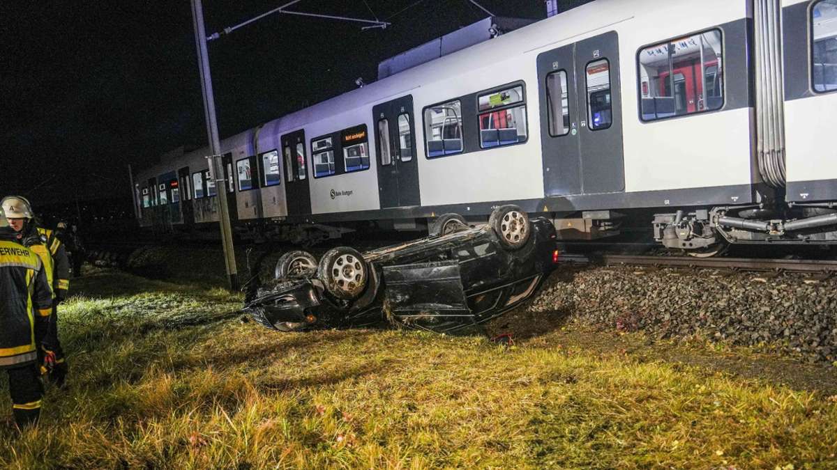 Gefährlicher Unfall bei Renningen: Audi auf Gleisen: Zug kann bremsen