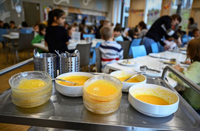 Streit  um Schulmensen in Baden-Württemberg: Schüler bekommen immer weniger Fleisch