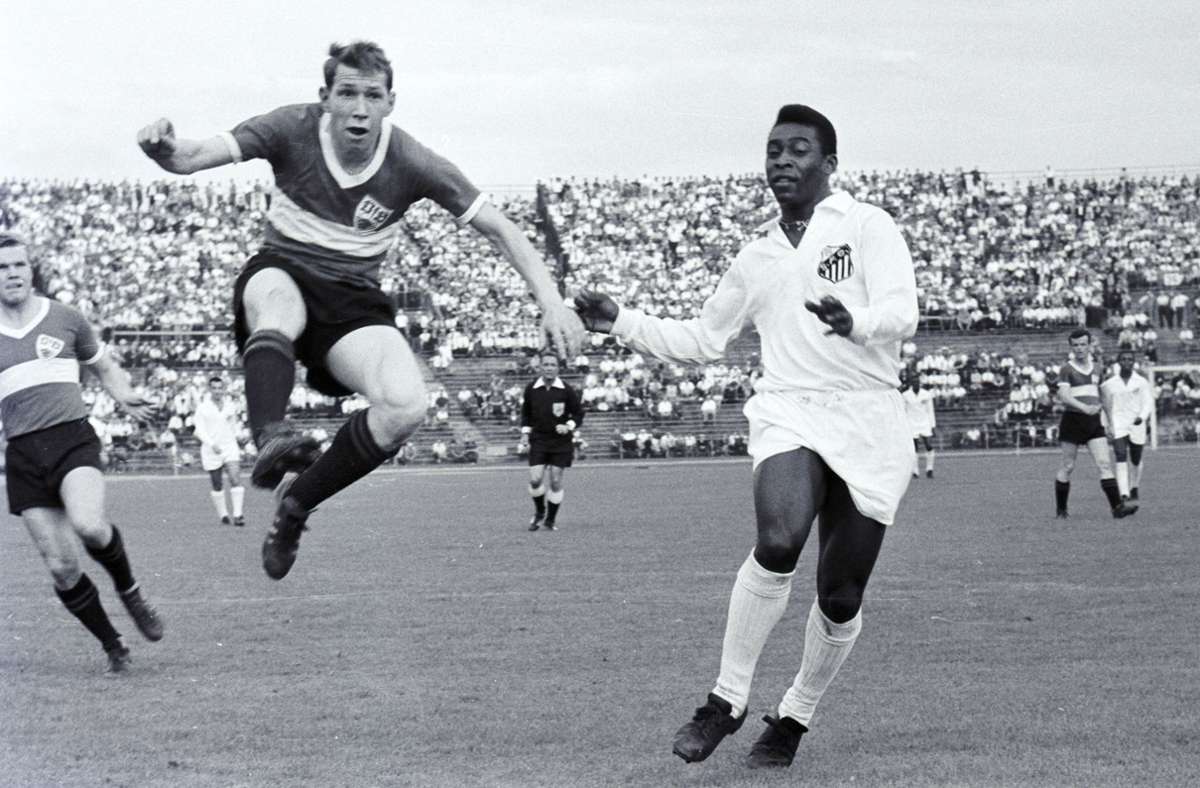 Rudi Entenmann im direkten Duell mit Pelé – weitere Fotos des Spiels zwischen dem VfB Stuttgart und dem FC Santos im Juni 1963 finden Sie in unserer Bildergalerie.