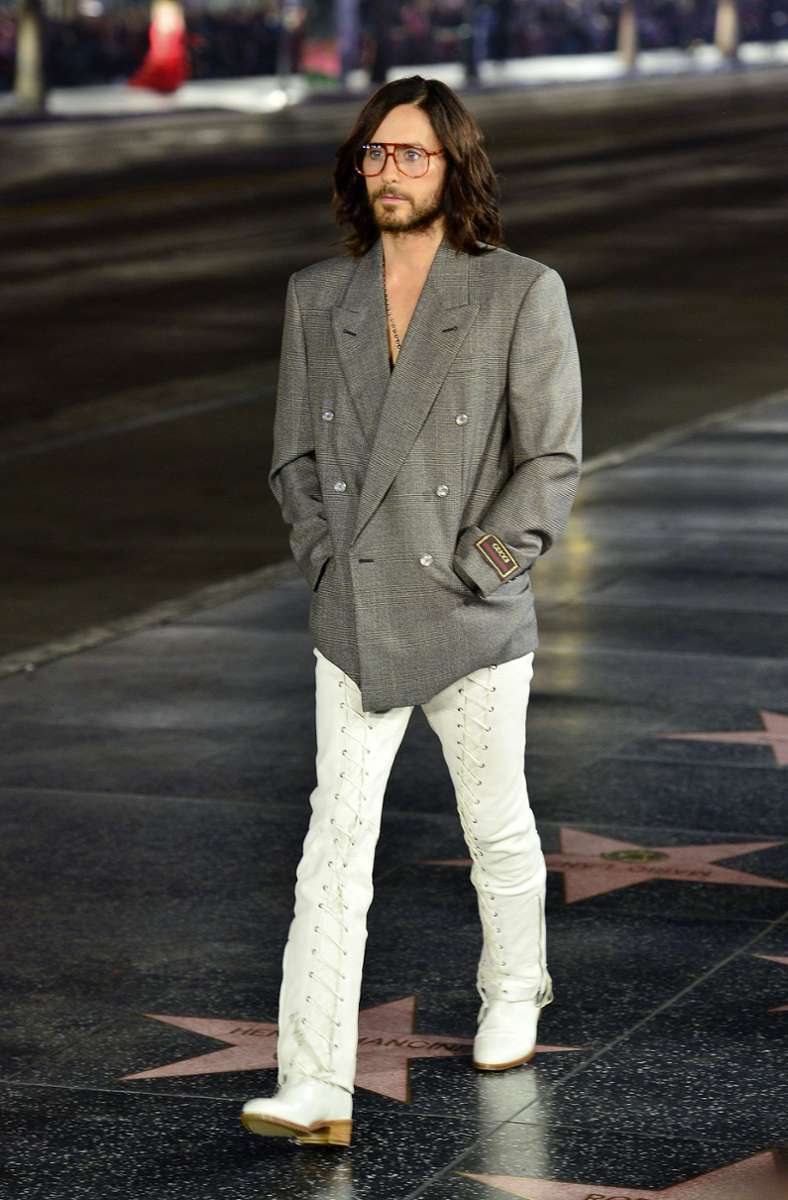 Der Schauspieler Jared Leto auf dem Hollywood-Boulevard in einer sehr stilsicheren Aufmachung für und von Gucci.
