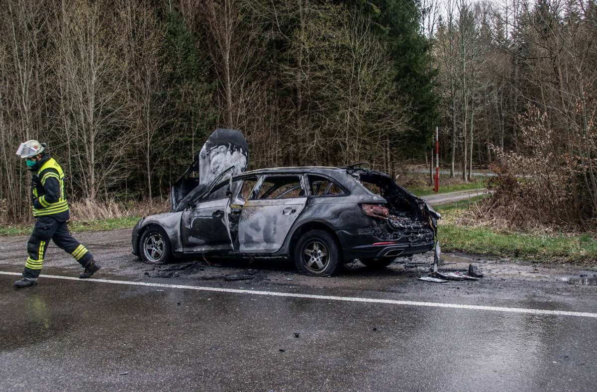 Am Freitagmorgen stand ein Auto auf der Straße zwischen Malmsheim und Rutesheim-Perouse in Flammen.