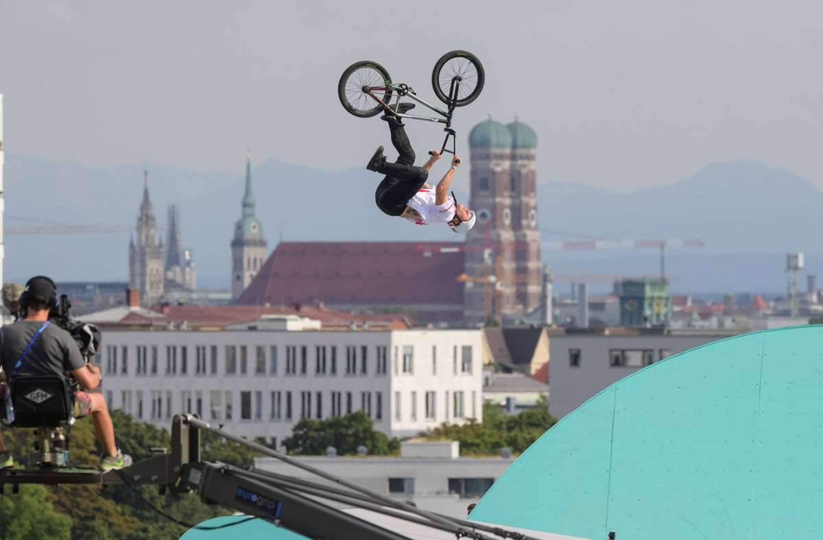 Fliegen vor der Frauenkirche: BMX-Freestyler in München.