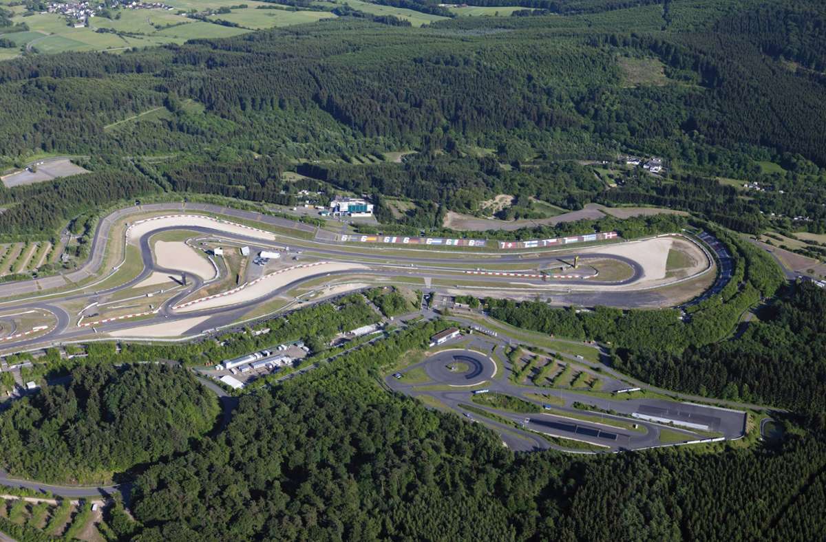 Der Nürburgring in der Eifel wird sowohl von Profis als auch von Amateuren genutzt und an veranstaltungs- und testfreien Tagen für Touristenfahrten freigegeben (Archivbild). Foto: imago stock&people